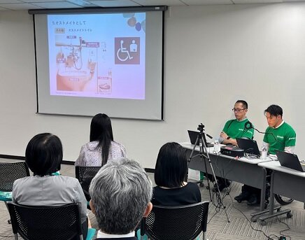 10月は障害の理解を深める月間(2023年開催社内講演)の様子