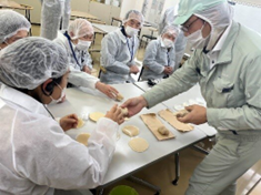 2024年オストメイトのための日帰り温泉ツアー工場見学の様子