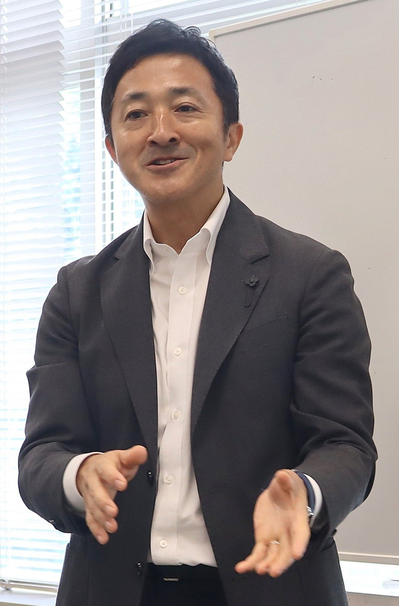 アルケア代表取締役会長の鈴木輝重