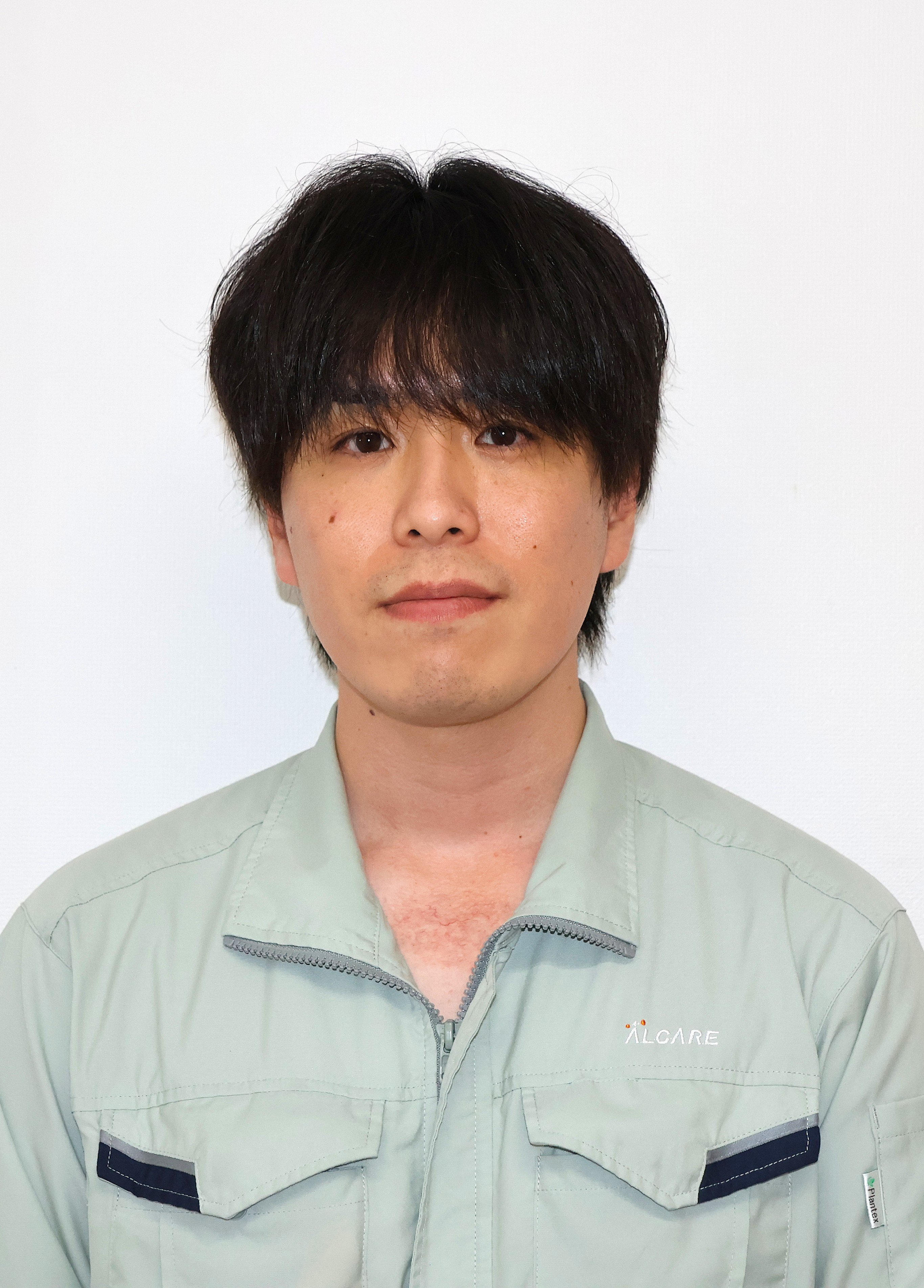 アルケア商品開発部の羽賀悠太の顔写真