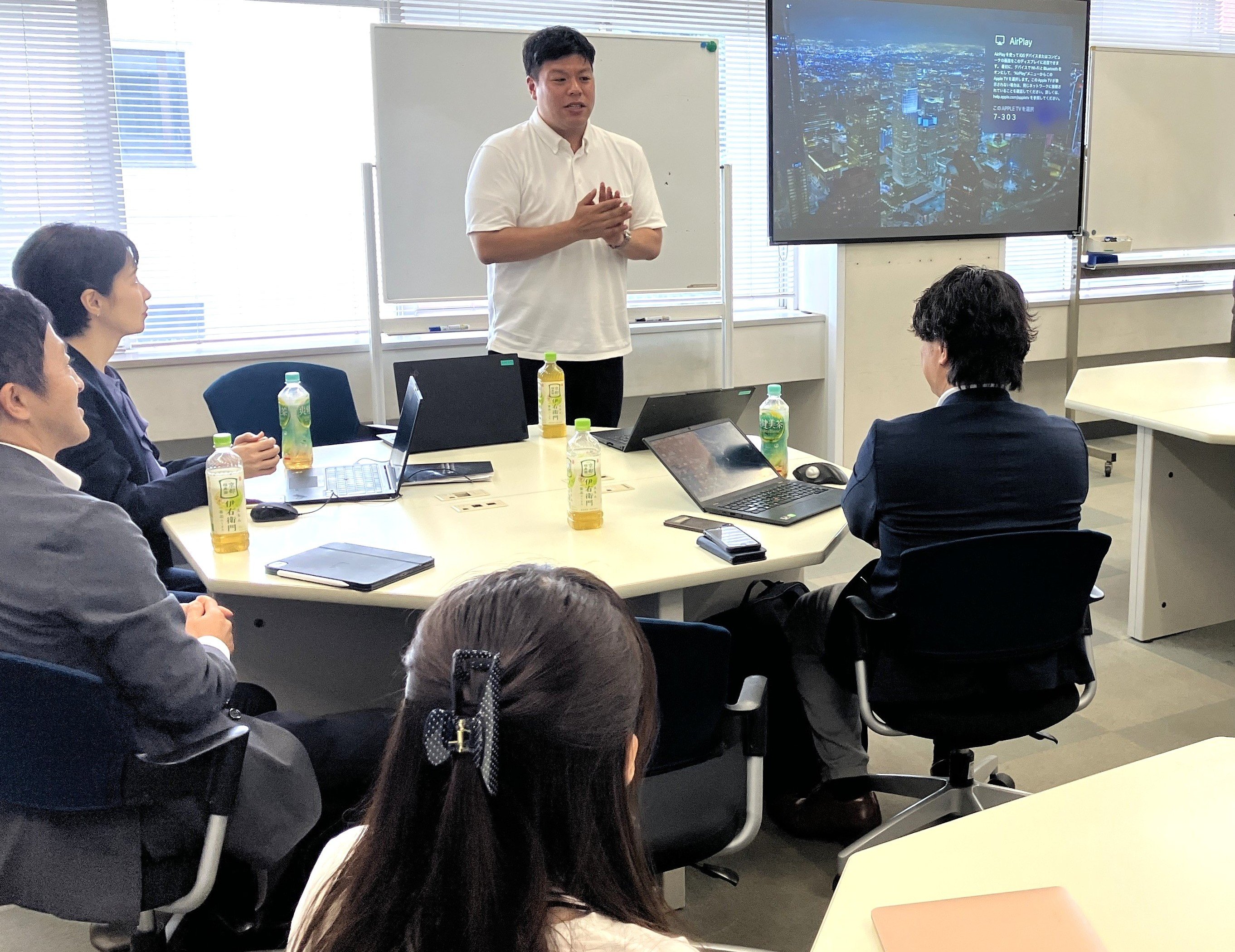 市場分析や販売戦略の考え方について学生に説明するアルケア社員