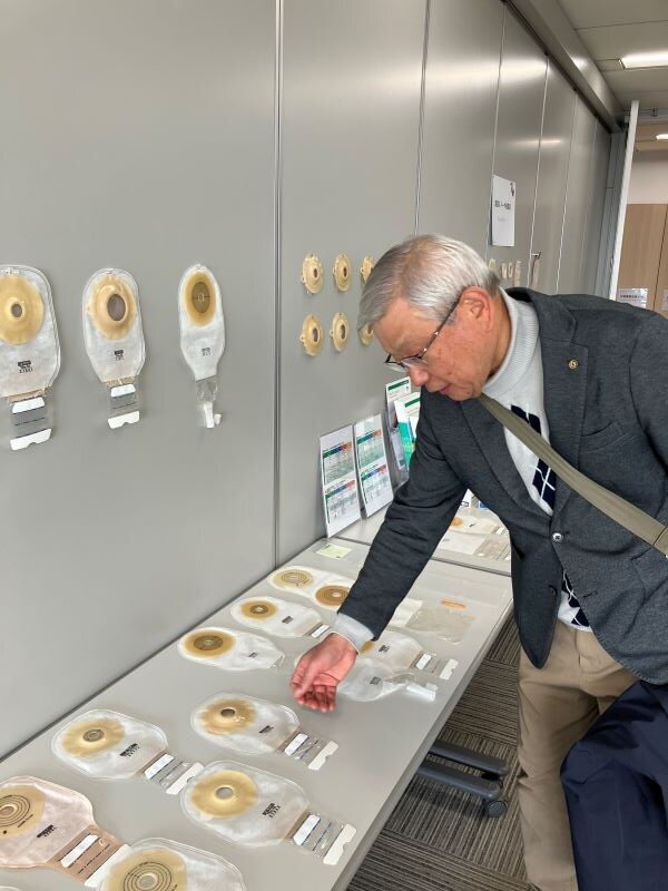 商品を見る木下会長
