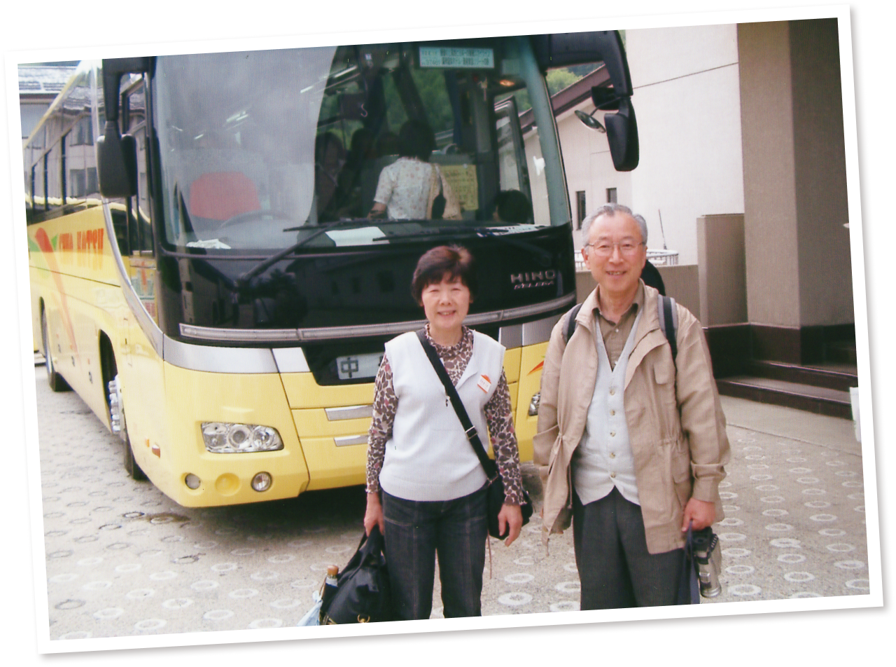 インタビュイーの小久保さんご夫婦の旅行中のバスの前の写真